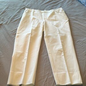 Isaac Mizrahi White Capris with Relaxed Fit